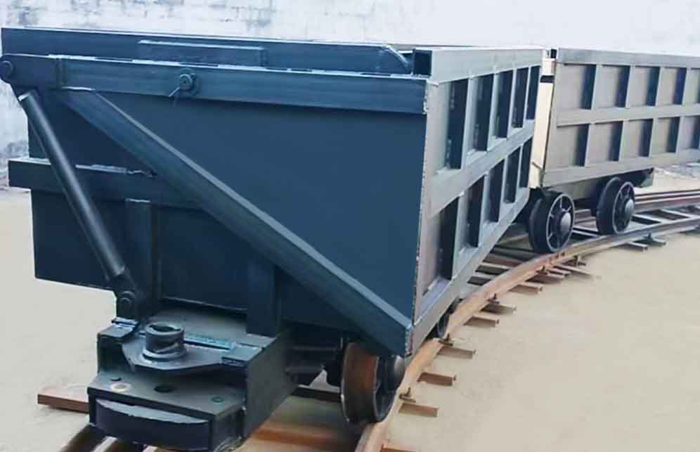 曲轨侧卸式矿车