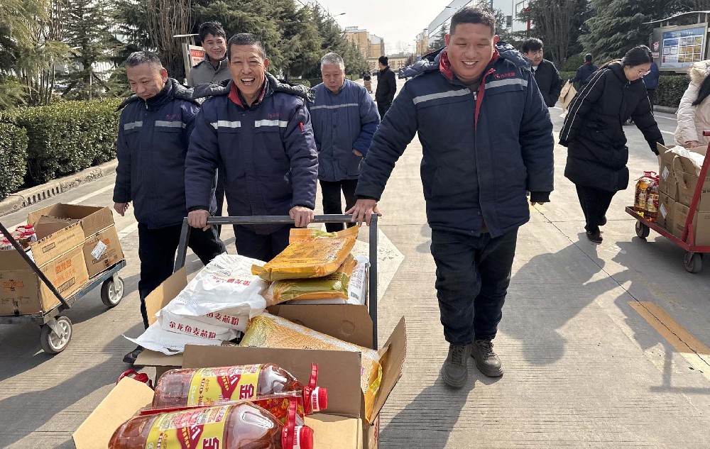 岁末传温情 福利暖人心——鹤壁万丰公司发放年终米面油，共迎马年新岁